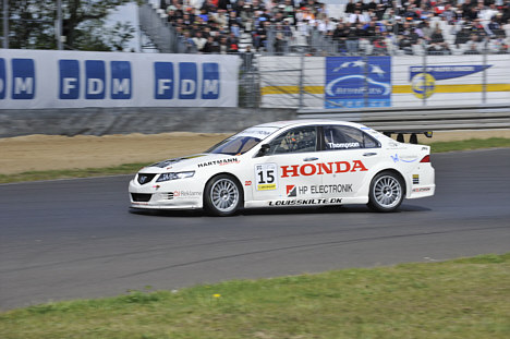 James Thompson stiller til start i en opdateret Honda Accord.